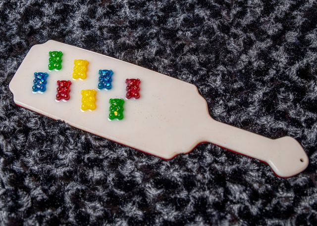 Large Paddle With Raised Gummy Bear